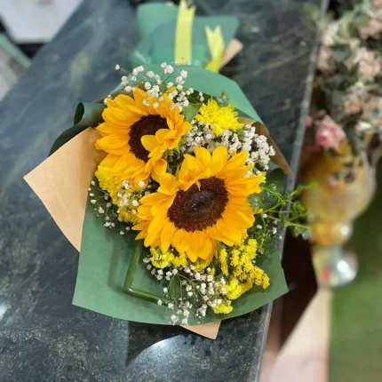 دسته گل آفتابگردان و ژیپسوفیلا