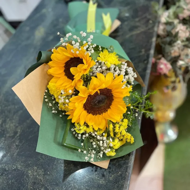 دسته گل آفتابگردان و ژیپسوفیلا